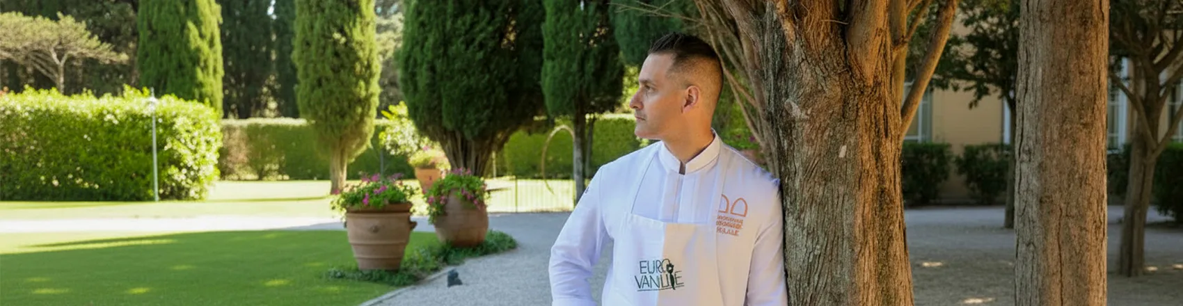 Chocolats exposés dans un globe métallique décoratif, accompagnés d’un pot de vanille premium.