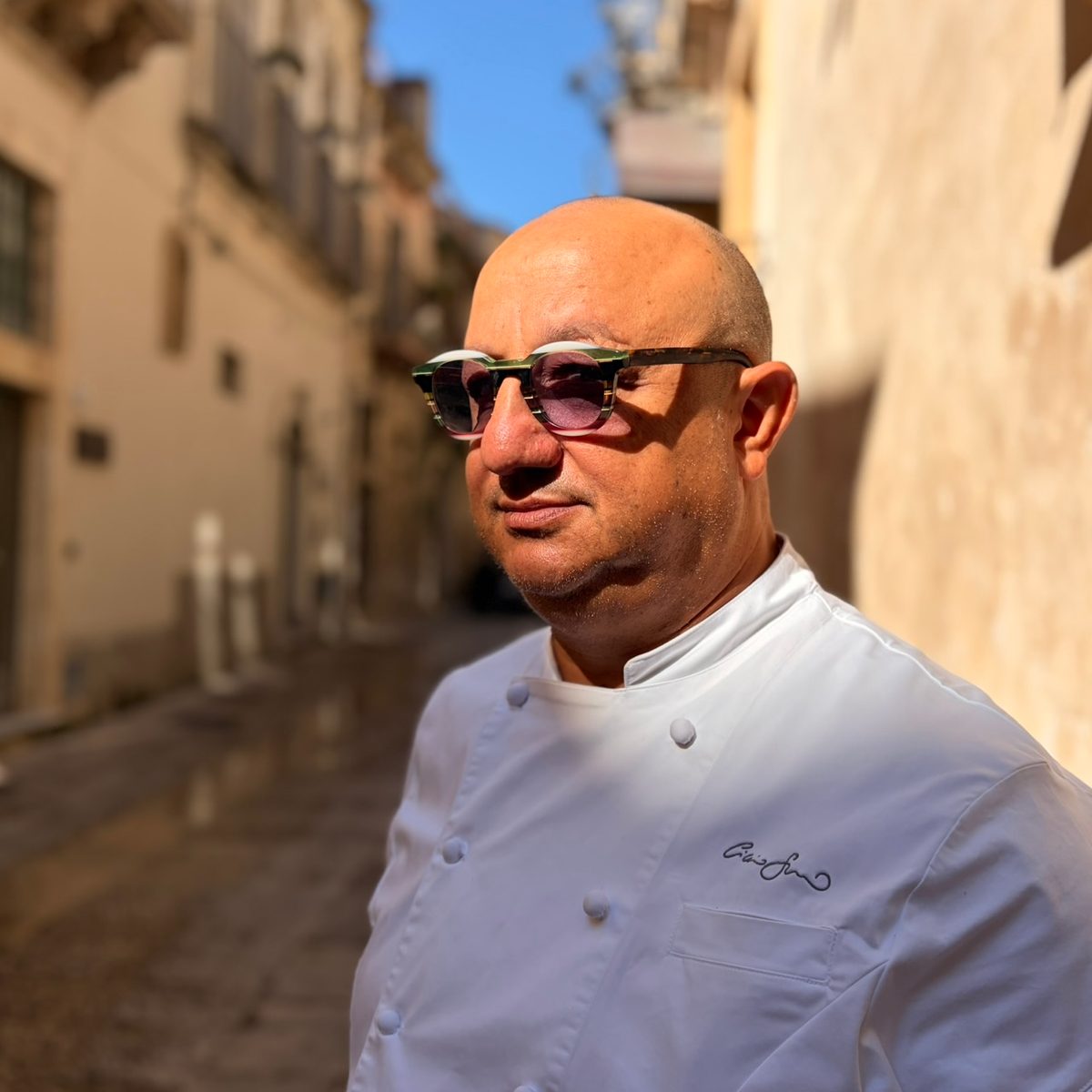 Le chef Ciccio Sultano, du Ristorante Duomo (2 étoiles Michelin), dans une ruelle de Ragusa Ibla, en Sicile